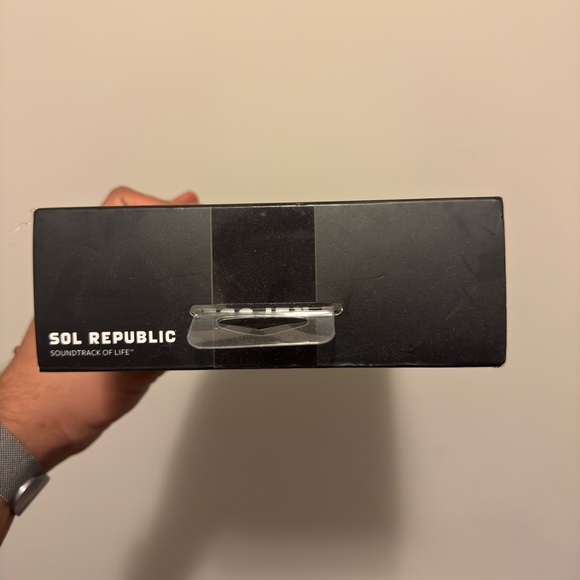 Sol Republic Tracks V8 Wired Headphones New in Box - Picture 4 of 4